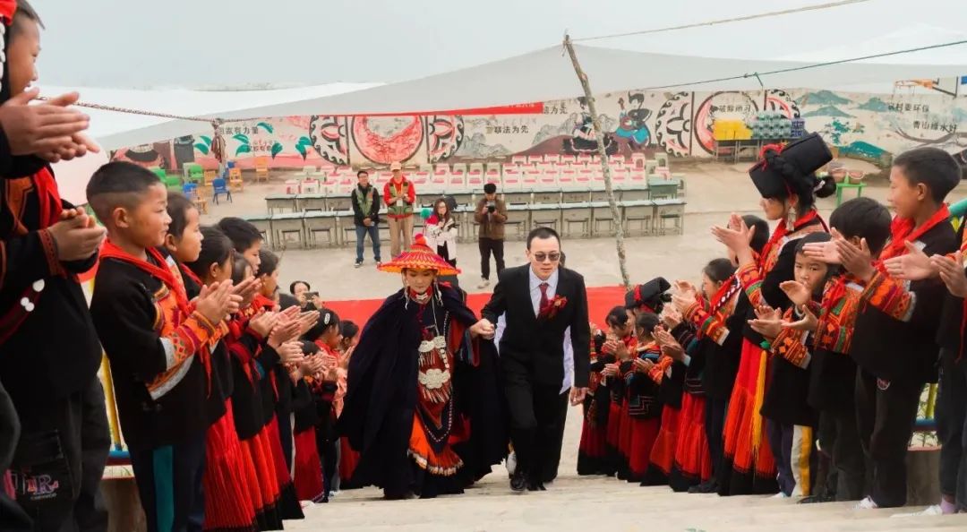 当山东支教老师穿上彝族嫁衣，诺鼎爱心小学变成最温馨的礼堂 | 索玛花支教